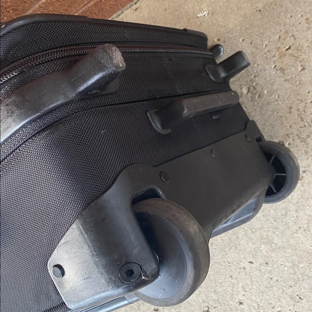 Briggs & Riley Black Rolling travel  Carry-On